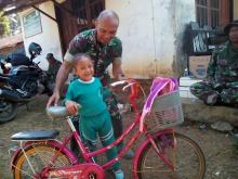 Canda Tawa Anak Desa Bonomerto Bersama Anggota TNI
